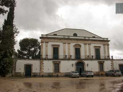 L'ottocentesca masseria Pagliaro di Casamassima, requisita dagli Alleati durante la Seconda guerra mondiale: nella sua mansarda i soldati occupanti allestirono un piccolo night club